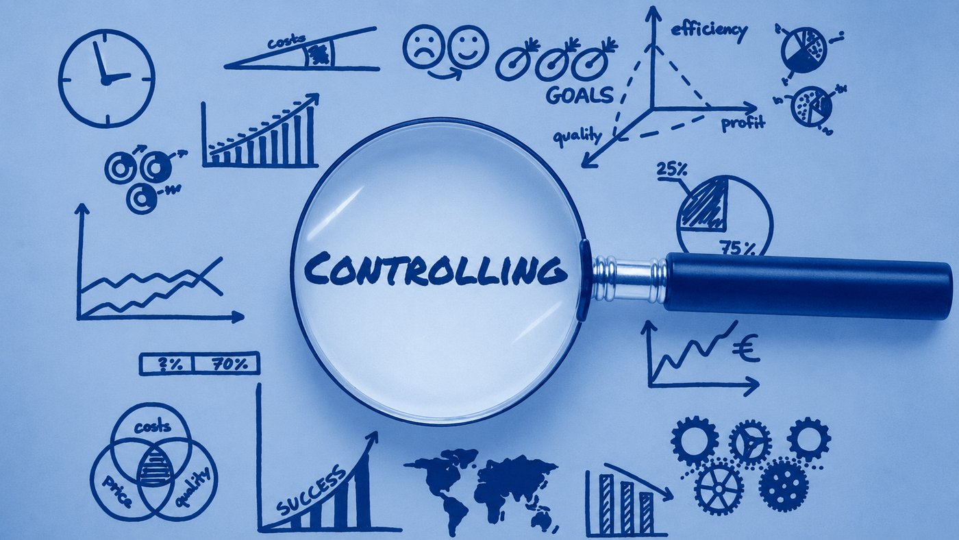 Lente di ingrandimento sopra la parola Controlling circondata da grafici di efficienza, obiettivi e profitti — illustrazione del concetto di controllo gestionale